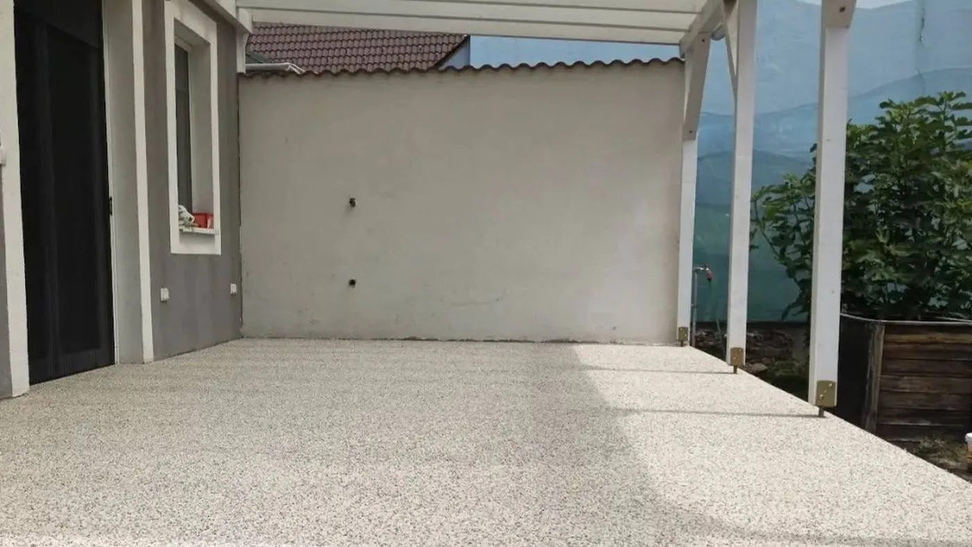 A fedett terasz kész kőszőnyeg burkolattal