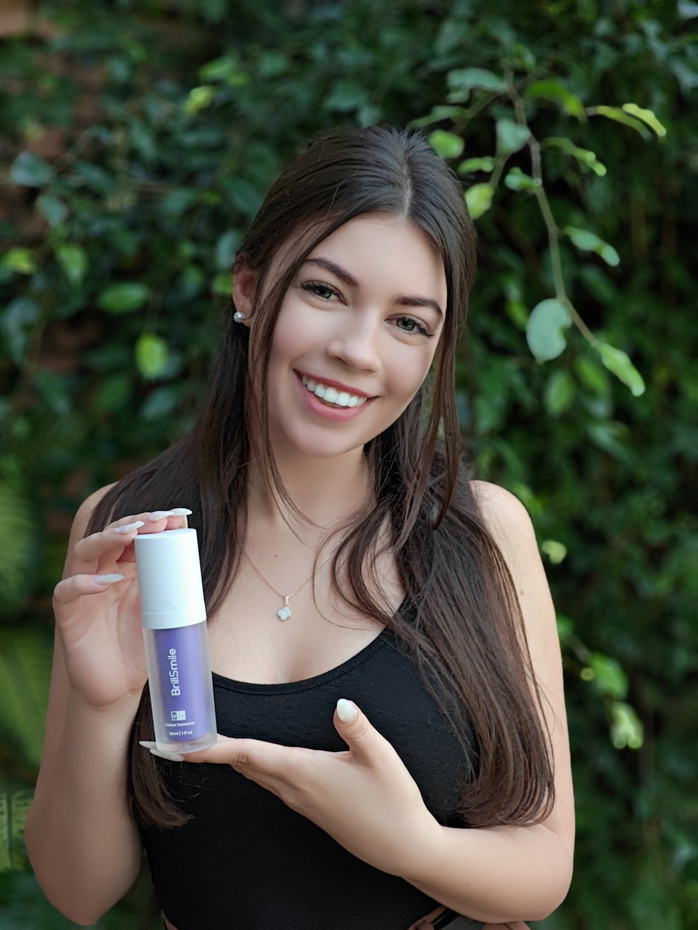 Mosolygó nő BrillSmile V34 Color Corrector szérummal