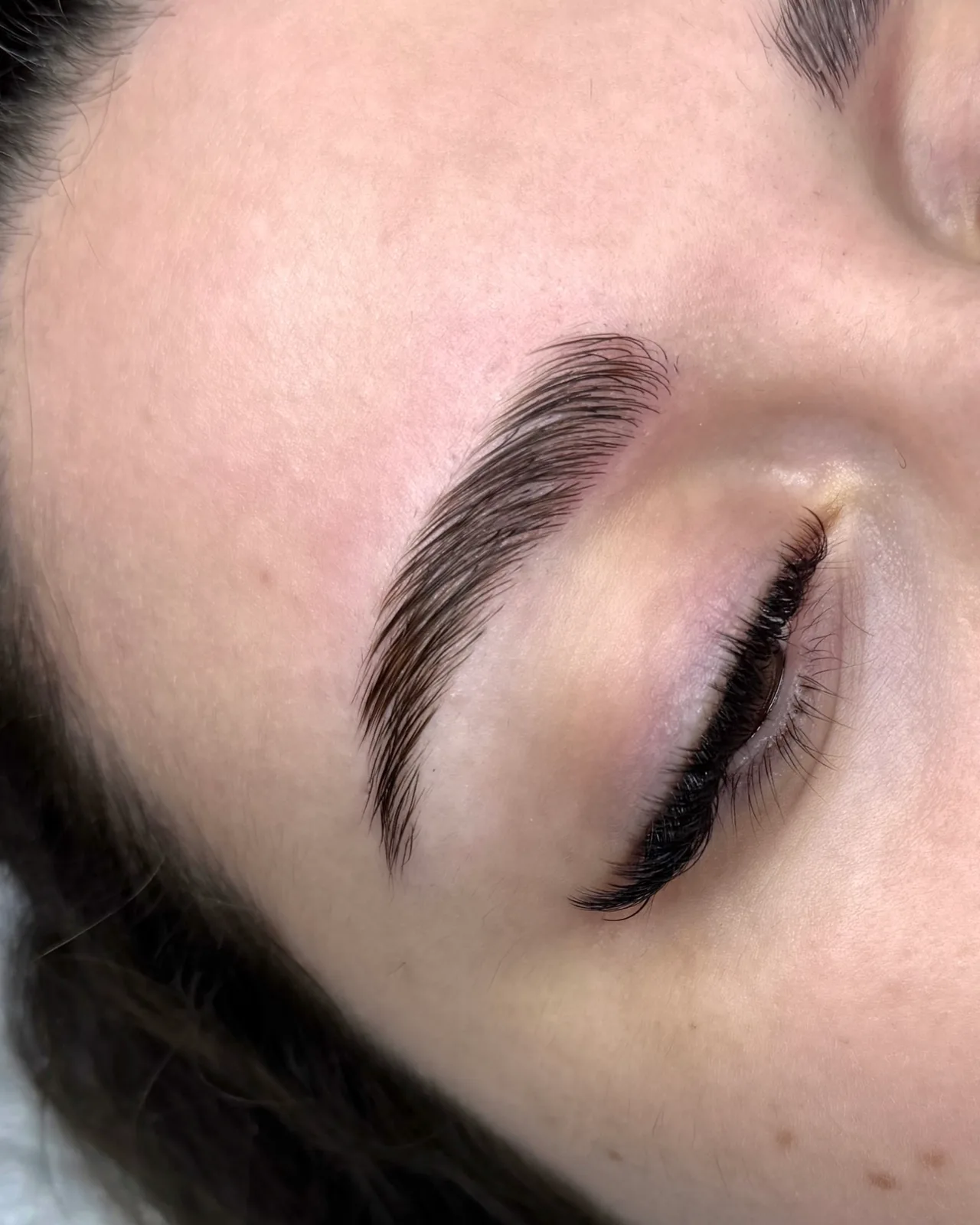PinkVelvet Beauty saját szemöldökformázása