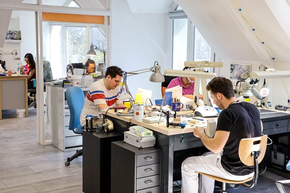 Fogtechnikusok munka közben az Egressy Dental laborjában