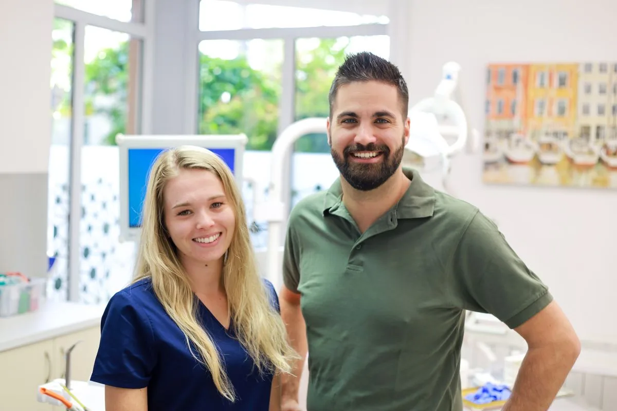 Mosolygó páciens és fogorvos az Egressy Dental rendelőjében