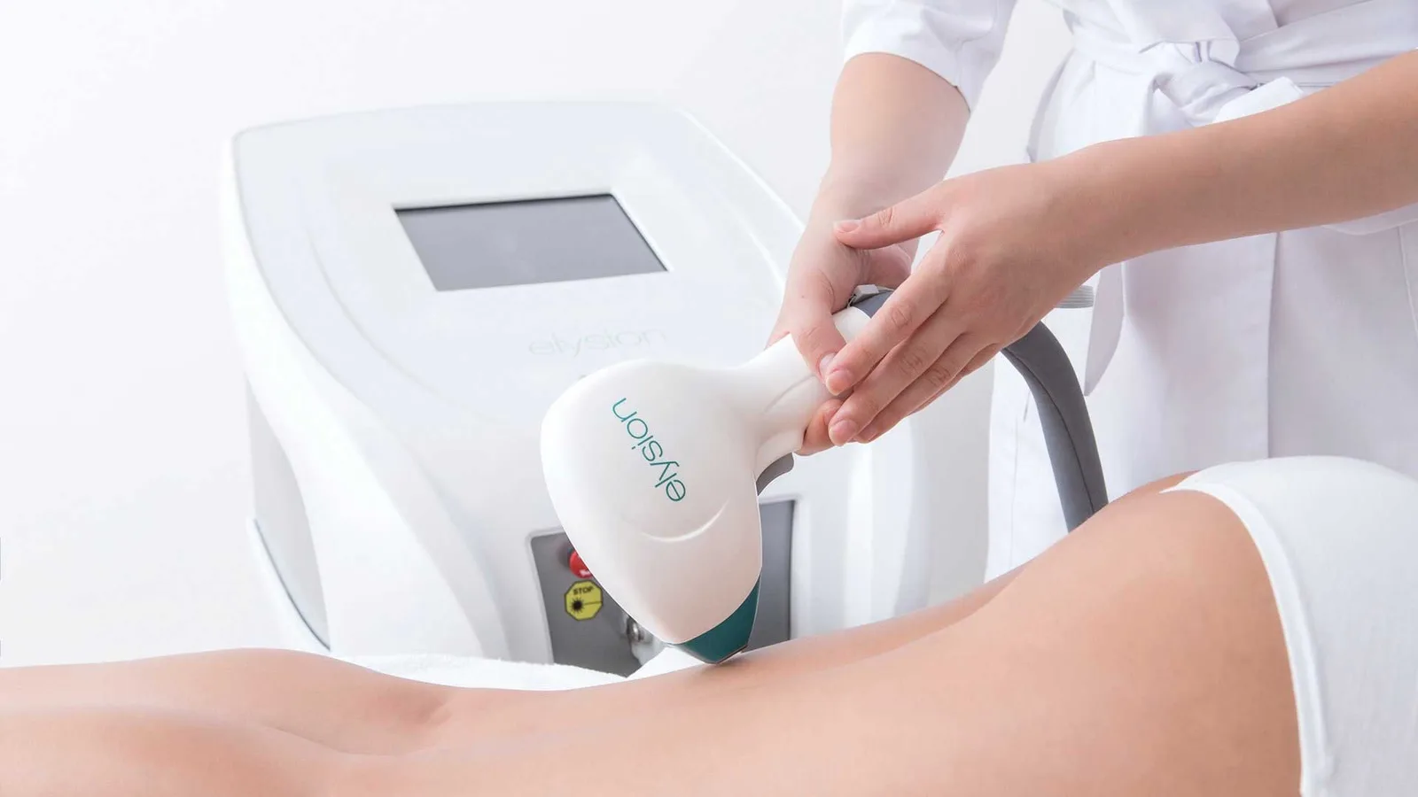 ELYSION-PRO diódalézer kezelés közben a Victoria Beauty szalonban, Szegeden
